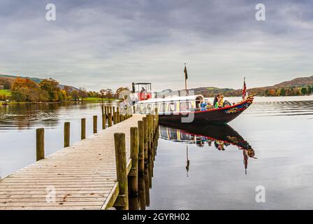 Le yacht à vapeur 'Gondola' sur Coniston Water dans le district du lac anglais. Banque D'Images