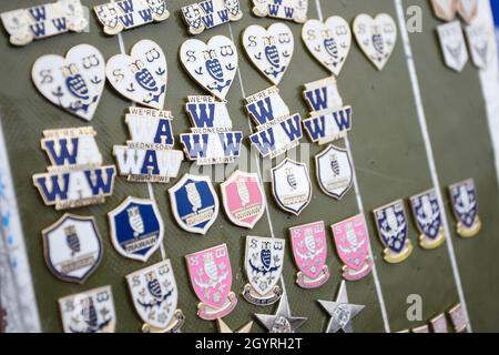 Les badges d'épingles de ventilateurs WAWAW Sheffield Wednesday sont en vente à l'extérieur du sol Banque D'Images