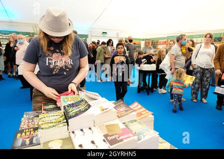 Cheltenham Literature Festival, Cheltenham, Royaume-Uni - samedi 9 octobre 2021 - une scène animée à l'intérieur de la librairie du Festival le deuxième jour du Festival - le Festival se déroule jusqu'au dimanche 17 octobre - les ventes de livres ont grimpé en flèche pendant la pandémie.Photo Steven May / Alamy Live News Banque D'Images