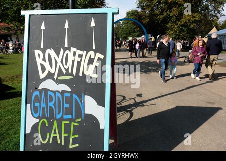 Cheltenham Literature Festival, Cheltenham, Royaume-Uni - samedi 9 octobre 2021 - Box office signe le jour 2 du Festival - le Festival se déroule jusqu'au dimanche 17 octobre - les ventes de livres ont grimpé en flèche pendant la pandémie.Photo Steven May / Alamy Live News Banque D'Images