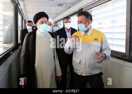 Bushehr, Téhéran, Iran.8 octobre 2021.Une photo mise à disposition par le bureau présidentiel montre le président iranien EBRAHIM RAISI (L) en visite à la centrale nucléaire de Bushehr, dans la ville de Bushehr, dans le sud de l'Iran, le 08 octobre 2021.Selon le site officiel du Président, Raisi a déclaré : « la politique et l'objectif de l'Iran utilisent la technologie nucléaire pacifiquement et ne abandonneront pas » en référence aux tensions avec les États-Unis au sujet des négociations nucléaires.(Credit image: © Présidence iranienne via ZUMA Press Wire) Credit: ZUMA Press, Inc./Alamy Live News Banque D'Images