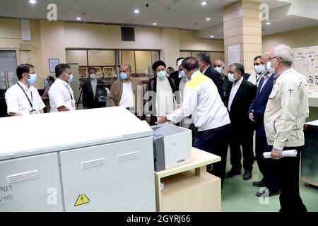 Bushehr, Téhéran, Iran.8 octobre 2021.Une photo mise à disposition par le bureau présidentiel montre le président iranien EBRAHIM RAISI (C) en visite à la centrale nucléaire de Bushehr, dans la ville de Bushehr, dans le sud de l'Iran, le 08 octobre 2021.Selon le site officiel du Président, Raisi a déclaré : « la politique et l'objectif de l'Iran utilisent la technologie nucléaire pacifiquement et ne abandonneront pas » en référence aux tensions avec les États-Unis au sujet des négociations nucléaires.(Credit image: © Présidence iranienne via ZUMA Press Wire) Credit: ZUMA Press, Inc./Alamy Live News Banque D'Images