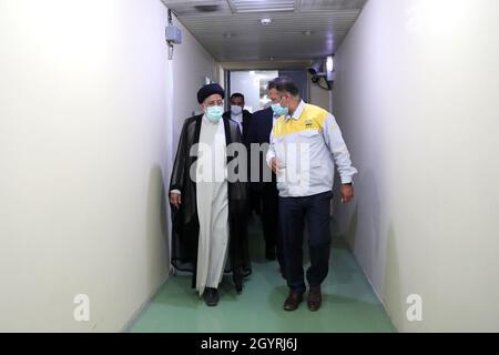 Bushehr, Téhéran, Iran.8 octobre 2021.Une photo mise à disposition par le bureau présidentiel montre le président iranien EBRAHIM RAISI (L) en visite à la centrale nucléaire de Bushehr, dans la ville de Bushehr, dans le sud de l'Iran, le 08 octobre 2021.Selon le site officiel du Président, Raisi a déclaré : « la politique et l'objectif de l'Iran utilisent la technologie nucléaire pacifiquement et ne abandonneront pas » en référence aux tensions avec les États-Unis au sujet des négociations nucléaires.(Credit image: © Présidence iranienne via ZUMA Press Wire) Credit: ZUMA Press, Inc./Alamy Live News Banque D'Images