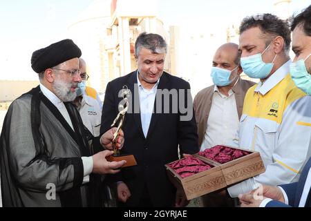 Bushehr, Téhéran, Iran.8 octobre 2021.Une photo mise à disposition par le bureau présidentiel montre le président iranien EBRAHIM RAISI (L) en visite à la centrale nucléaire de Bushehr, dans la ville de Bushehr, dans le sud de l'Iran, le 08 octobre 2021.Selon le site officiel du Président, Raisi a déclaré : « la politique et l'objectif de l'Iran utilisent la technologie nucléaire pacifiquement et ne abandonneront pas » en référence aux tensions avec les États-Unis au sujet des négociations nucléaires.(Credit image: © Présidence iranienne via ZUMA Press Wire) Credit: ZUMA Press, Inc./Alamy Live News Banque D'Images