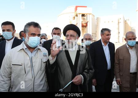 Bushehr, Téhéran, Iran.8 octobre 2021.Une photo mise à disposition par le bureau présidentiel montre le président iranien EBRAHIM RAISI (C) en visite à la centrale nucléaire de Bushehr, dans la ville de Bushehr, dans le sud de l'Iran, le 08 octobre 2021.Selon le site officiel du Président, Raisi a déclaré : « la politique et l'objectif de l'Iran utilisent la technologie nucléaire pacifiquement et ne abandonneront pas » en référence aux tensions avec les États-Unis au sujet des négociations nucléaires.(Credit image: © Présidence iranienne via ZUMA Press Wire) Credit: ZUMA Press, Inc./Alamy Live News Banque D'Images