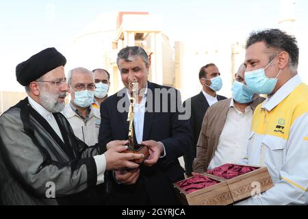 Bushehr, Téhéran, Iran.8 octobre 2021.Une photo mise à disposition par le bureau présidentiel montre le président iranien EBRAHIM RAISI (L) en visite à la centrale nucléaire de Bushehr, dans la ville de Bushehr, dans le sud de l'Iran, le 08 octobre 2021.Selon le site officiel du Président, Raisi a déclaré : « la politique et l'objectif de l'Iran utilisent la technologie nucléaire pacifiquement et ne abandonneront pas » en référence aux tensions avec les États-Unis au sujet des négociations nucléaires.(Credit image: © Présidence iranienne via ZUMA Press Wire) Credit: ZUMA Press, Inc./Alamy Live News Banque D'Images