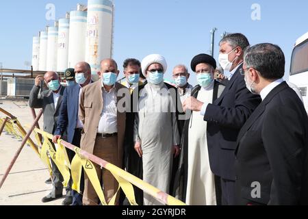 Bushehr, Téhéran, Iran.8 octobre 2021.Une photo mise à disposition par le bureau présidentiel montre le président iranien EBRAHIM RAISI en visite à la centrale nucléaire de Bushehr, dans la ville de Bushehr, dans le sud de l'Iran, le 08 octobre 2021.Selon le site officiel du Président, Raisi a déclaré : « la politique et l'objectif de l'Iran utilisent la technologie nucléaire pacifiquement et ne abandonneront pas » en référence aux tensions avec les États-Unis au sujet des négociations nucléaires.(Credit image: © Présidence iranienne via ZUMA Press Wire) Credit: ZUMA Press, Inc./Alamy Live News Banque D'Images