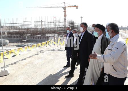 Bushehr, Téhéran, Iran.8 octobre 2021.Une photo mise à disposition par le bureau présidentiel montre le président iranien EBRAHIM RAISI en visite à la centrale nucléaire de Bushehr, dans la ville de Bushehr, dans le sud de l'Iran, le 08 octobre 2021.Selon le site officiel du Président, Raisi a déclaré : « la politique et l'objectif de l'Iran utilisent la technologie nucléaire pacifiquement et ne abandonneront pas » en référence aux tensions avec les États-Unis au sujet des négociations nucléaires.(Credit image: © Présidence iranienne via ZUMA Press Wire) Credit: ZUMA Press, Inc./Alamy Live News Banque D'Images