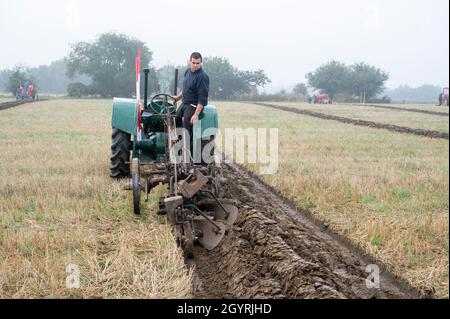 Willingham Cambridgeshire, Royaume-Uni.9 octobre 2021.Les concurrents participent au match de labour annuel de la Willingham and District labour Society lors d'une matinée d'automne brumeuse.Environ 55 participants ont participé à une variété de classes différentes utilisant des tracteurs et des charrues vintage.Chaque entrant plisse une parcelle de terre et est jugé sur des critères tels que la rectitude, les compétences dans l'ouverture d'un sillon et la neatness du sol retourné dans ce artisanal traditionnel.Crédit : Julian Eales/Alay Live News Banque D'Images