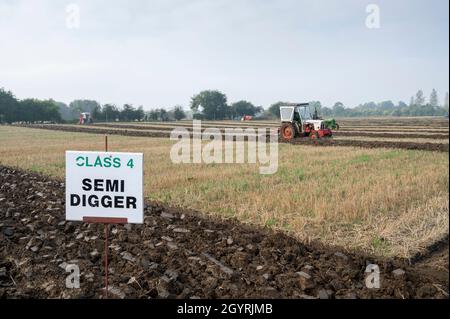 Willingham Cambridgeshire, Royaume-Uni.9 octobre 2021.Les concurrents participent au match de labour annuel de la Willingham and District labour Society lors d'une matinée d'automne brumeuse.Environ 55 participants ont participé à une variété de classes différentes utilisant des tracteurs et des charrues vintage.Chaque entrant plisse une parcelle de terre et est jugé sur des critères tels que la rectitude, les compétences dans l'ouverture d'un sillon et la neatness du sol retourné dans ce artisanal traditionnel.Crédit : Julian Eales/Alay Live News Banque D'Images