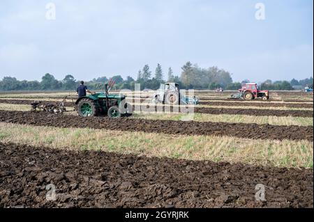 Willingham Cambridgeshire, Royaume-Uni.9 octobre 2021.Les concurrents participent au match de labour annuel de la Willingham and District labour Society lors d'une matinée d'automne brumeuse.Environ 55 participants ont participé à une variété de classes différentes utilisant des tracteurs et des charrues vintage.Chaque entrant plisse une parcelle de terre et est jugé sur des critères tels que la rectitude, les compétences dans l'ouverture d'un sillon et la neatness du sol retourné dans ce artisanal traditionnel.Crédit : Julian Eales/Alay Live News Banque D'Images