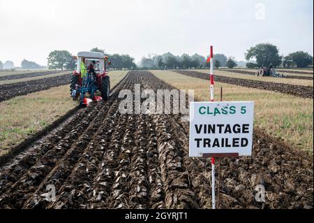 Willingham Cambridgeshire, Royaume-Uni.9 octobre 2021.Les concurrents participent au match de labour annuel de la Willingham and District labour Society lors d'une matinée d'automne brumeuse.Environ 55 participants ont participé à une variété de classes différentes utilisant des tracteurs et des charrues vintage.Chaque entrant plisse une parcelle de terre et est jugé sur des critères tels que la rectitude, les compétences dans l'ouverture d'un sillon et la neatness du sol retourné dans ce artisanal traditionnel.Crédit : Julian Eales/Alay Live News Banque D'Images