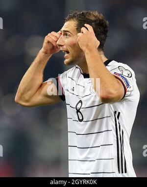 Hambourg, Allemagne.08 octobre 2021.Football: Qualification de coupe du monde Europe, Allemagne - Roumanie, Groupe Stage, Groupe J, Journée de rencontre 7 au Volksparkstadion.Le président allemand Leon Goretzka montre avec ses doigts.Credit: Marcus Brandt/dpa/Alay Live News Banque D'Images