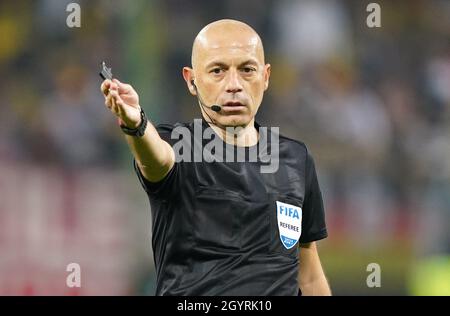 Hambourg, Allemagne.08 octobre 2021.Football: Qualification de coupe du monde Europe, Allemagne - Roumanie, Groupe Stage, Groupe J, Journée de rencontre 7 au Volksparkstadion.Arbitre Cüneyt Cakir.Credit: Marcus Brandt/dpa/Alay Live News Banque D'Images