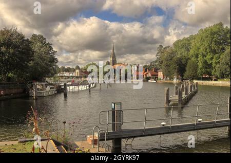 Marlow sur la Tamise, avec Weir et église dans le bacille Banque D'Images