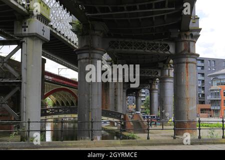 Ponts ferroviaires au-dessus du canal Bridgewater, Castlefield, Manchester, Lancashire, Angleterre,ROYAUME-UNI Banque D'Images