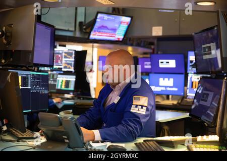 Washington, États-Unis.9 octobre 2021.Un négociant travaille à la bourse de New York à New York, aux États-Unis, le 20 septembre 2021.Credit: Xinhua/Alay Live News Banque D'Images