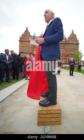 Jack Straw s'exprimant lors du dévoilement d'une statue de l'ancien député Barbara Castle de Blackburn au Victoria Centre, Blakey Moor à Blackburn.Date de la photo: Samedi 9 octobre 2021. Banque D'Images