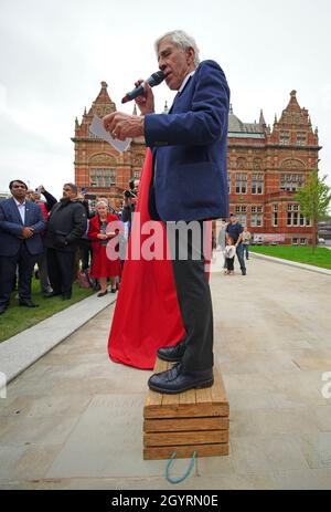 Jack Straw s'exprimant lors du dévoilement d'une statue de l'ancien député Barbara Castle de Blackburn au Victoria Centre, Blakey Moor à Blackburn.Date de la photo: Samedi 9 octobre 2021. Banque D'Images