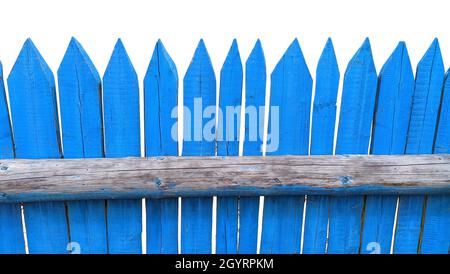 clôture de piquetage en bois bleu rugueux. isolée sur fond blanc Banque D'Images