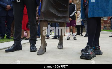 Jack Straw et la chef adjointe du travail, Angela Rayner, à l'occasion du dévoilement d'une statue de l'ancien député de Blackburn, Barbara Castle, au Victoria Centre, Blakey Moor, à Blackburn.Date de la photo: Samedi 9 octobre 2021. Banque D'Images