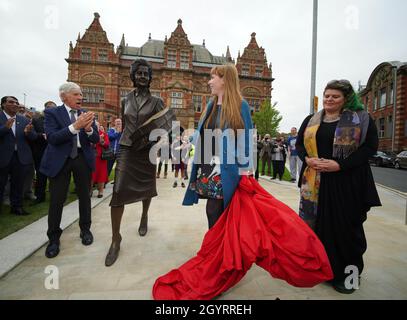 Jack Straw et la chef adjointe du travail, Angela Rayner, à l'occasion du dévoilement d'une statue de l'ancien député de Blackburn, Barbara Castle, au Victoria Centre, Blakey Moor, à Blackburn.Date de la photo: Samedi 9 octobre 2021. Banque D'Images