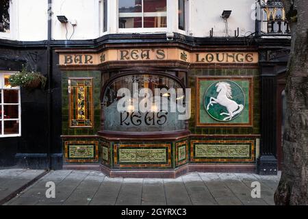 Façade de Rea's Bar, White Horse Hotel, Aberystwyth, pays de Galles.Le style victorien géorgien est orné de carreaux et d'une fenêtre en forme de noeud givré Banque D'Images