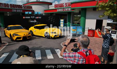 Nagoya, Japon.09e octobre 2021.Les gens prennent des photos de Toyota supra à LEGOLAND JAPAN Resort à Nagoya, Japon, le samedi 9 octobre 2021.Photo par Keizo Mori/UPI crédit: UPI/Alay Live News Banque D'Images