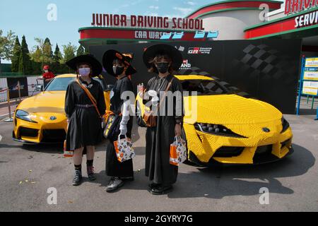 Nagoya, Japon.09e octobre 2021.Cosplayer pose ?with Lego Blockss' 1/1 Scale Toyota supra à LEGOLAND JAPAN Resort à Nagoya, Japon le samedi 9 octobre 2021.Photo par Keizo Mori/UPI crédit: UPI/Alay Live News Banque D'Images