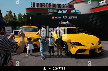 Nagoya, Japon.09e octobre 2021.Les gens prennent des photos de Toyota supra à LEGOLAND JAPAN Resort à Nagoya, Japon, le samedi 9 octobre 2021.Photo par Keizo Mori/UPI crédit: UPI/Alay Live News Banque D'Images