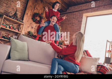 Portrait de famille attrayante femme mari dormeuse ayant le plaisir de passer le temps de l'esprit de veille à la décoration loft maison à l'intérieur Banque D'Images