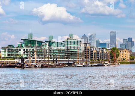 Les bâtiments de Cinnabar Wharf à Wapping avec Canary Wharf en arrière-plan, vus de Shad Thames, Londres, Royaume-Uni Banque D'Images