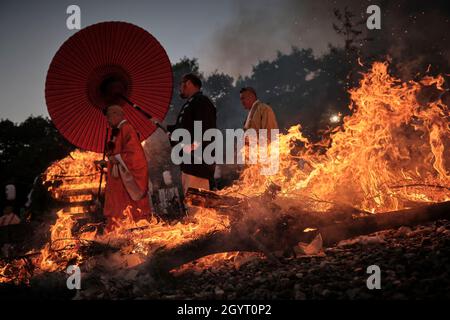 Nagoya, Japon.09e octobre 2021.9 OCTOBRE 2021 - les Monks marchent devant le feu pendant la cérémonie commémorative Sento Kuyo, ou Thousand Lantern, au temple Koushoji à Nagoya, au Japon.Les festivals Sento Kuyo ont lieu dans les temples du Japon pour honorer les ancêtres.Crédit: Ben Weller/AFLO/Alay Live News crédit: AFLO Co. Ltd./Alay Live News Banque D'Images