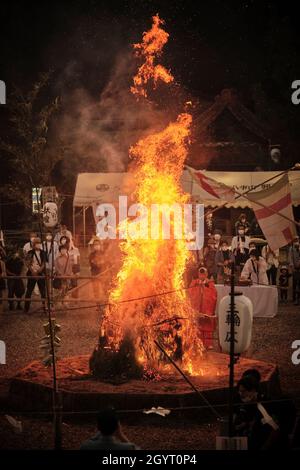 Nagoya, Japon.09e octobre 2021.9 OCTOBRE 2021 - Un incendie brûle pendant la cérémonie commémorative Sento Kuyo, ou Thousand Lantern, au temple Koushoji à Nagoya, au Japon.Les festivals Sento Kuyo ont lieu dans les temples du Japon pour honorer les ancêtres.Crédit: Ben Weller/AFLO/Alay Live News crédit: AFLO Co. Ltd./Alay Live News Banque D'Images