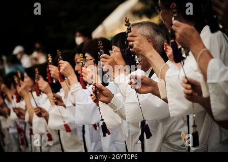 Nagoya, Japon.09e octobre 2021.9 OCTOBRE 2021 - les bouddhistes chantent et sonnent lors de la cérémonie commémorative Sento Kuyo, ou Thousand Lantern, au temple Koushoji à Nagoya, au Japon.Les festivals Sento Kuyo ont lieu dans les temples du Japon pour honorer les ancêtres.Crédit: Ben Weller/AFLO/Alay Live News crédit: AFLO Co. Ltd./Alay Live News Banque D'Images