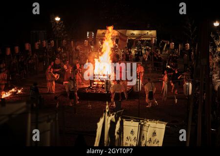 Nagoya, Japon.09e octobre 2021.9 OCTOBRE 2021 - Un incendie brûle pendant la cérémonie commémorative Sento Kuyo, ou Thousand Lantern, au temple Koushoji à Nagoya, au Japon.Les festivals Sento Kuyo ont lieu dans les temples du Japon pour honorer les ancêtres.Crédit: Ben Weller/AFLO/Alay Live News crédit: AFLO Co. Ltd./Alay Live News Banque D'Images