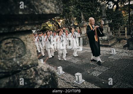 Nagoya, Japon.09e octobre 2021.9 OCTOBRE 2021 - les bouddhistes marchent en procession pendant la cérémonie commémorative Sento Kuyo, ou Thousand Lantern, au temple Koushoji à Nagoya, au Japon.Les festivals Sento Kuyo ont lieu dans les temples du Japon pour honorer les ancêtres.Crédit: Ben Weller/AFLO/Alay Live News crédit: AFLO Co. Ltd./Alay Live News Banque D'Images