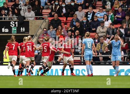 Lucy Staniforth (au centre) de Manchester United célèbre le premier but du match de sa partie lors du match de la Super League pour femmes de la FA au Leigh Sports Village, à Manchester.Date de la photo: Samedi 9 octobre 2021. Banque D'Images