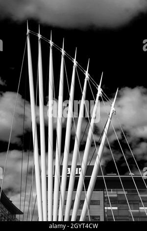 Passerelle au-dessus du canal Bridgewater ; Media City, Salford Quays, Manchester, Lancashire,Angleterre Banque D'Images