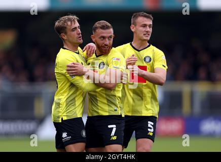 Alex Pattison, de Harrogate Town (à gauche), célèbre le deuxième but de son équipe lors du match Sky Bet League Two au stade Envirovent, à Harrogate.Date de la photo: Samedi 9 octobre 2021. Banque D'Images