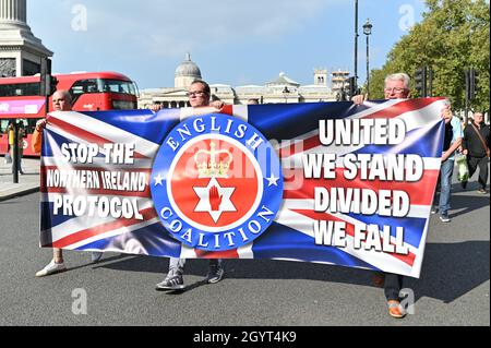 Londres, Royaume-Uni.9 octobre 2021.Les partisans du protocole anti-Irlande du Nord marchent vers Downing Street contre la frontière maritime irlandaise.Credit: Andrea Domeniconi/Alay Live News Banque D'Images