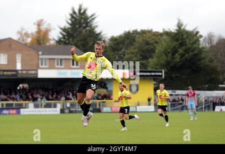 Alex Pattison, de Harrogate Town, célèbre le deuxième but de son camp lors du match de la Sky Bet League Two au stade Envirovent, à Harrogate.Date de la photo: Samedi 9 octobre 2021. Banque D'Images