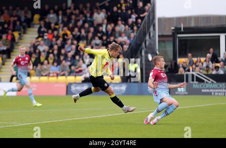 Alex Pattison, de Harrogate Town, marque le deuxième but de son camp lors du match de la Sky Bet League Two au stade Envirovent, à Harrogate.Date de la photo: Samedi 9 octobre 2021. Banque D'Images