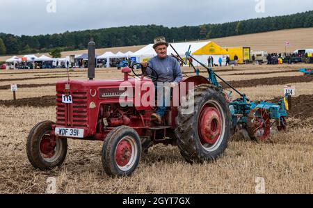 Mindrum Mill, Northumberland, Royaume-Uni, 9 octobre 2021.Championnats britanniques de labour : les 70e championnats, annulés l'année dernière en raison de Covid-19, ont lieu.Une variété de classes de tracteurs et de charrues à cheval et dessinées à la main se disputent des prix au cours de l'événement de deux jours.Photo : le sillon de semences d'avoine labourage avec un , un à la conduite d'un tracteur international d'époque 1959 Banque D'Images