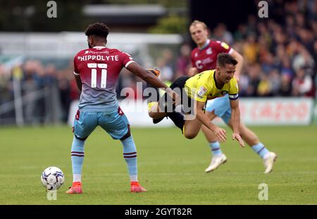 Scunthorpe United Myles Hippolyte fouille Joshua Falkingham de Harrogate Town lors du match Sky Bet League Two au stade Envirovent, à Harrogate.Date de la photo: Samedi 9 octobre 2021. Banque D'Images