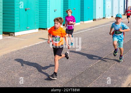 Bournemouth, Dorset, Royaume-Uni.9 octobre 2021.La première journée de Run Bournemouth, offrant des courses avec des vues fantastiques sur la côte, commence avec des centaines de participants de tous âges participant aux courses de différentes distances au cours des deux jours.Les enfants âgés de 6-8 à 24 ans participent au Junior 1.5k le long du front de mer par une chaude journée ensoleillée.Crédit : Carolyn Jenkins/Alay Live News Banque D'Images