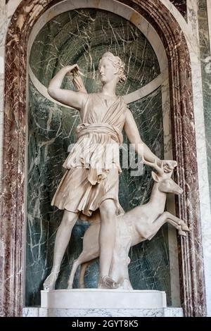 Statue de Diana la Huntress dans la Galerie des glaces, Château de Versailles, Ile-de-France, France Banque D'Images