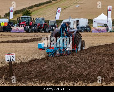 Mindrum Mill, Northumberland, Royaume-Uni.09 octobre 2021.Championnats britanniques de labour : les 70e championnats, annulés l'année dernière en raison de Covid-19, ont lieu.Une variété de catégories de tracteurs et de charrues se disputent des prix au cours de l'événement de deux jours.Photo : labourage de sillon de semences d'avoine par tracteur. Banque D'Images