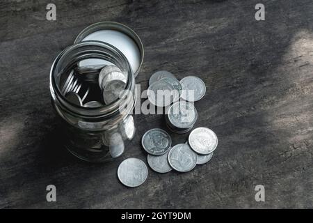 Économisez de l'argent pièces Thai baht vue du dessus dans le verre à bouteille avec effet filtre style rétro noir.Concept d'économies d'argent Banque D'Images