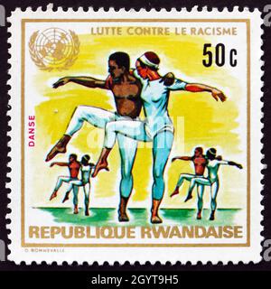 RWANDA - VERS 1980 : un timbre imprimé au Rwanda montre des danseurs, lutte contre le racisme, vers 1980 Banque D'Images